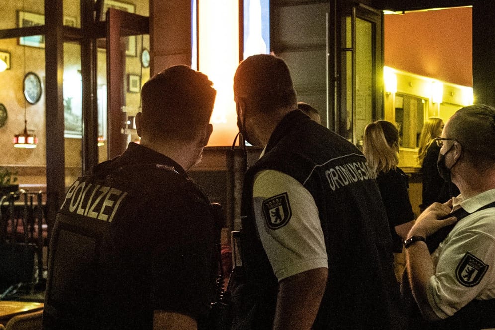 Kontrolle eines Berliner Lokals: Auch für Polizisten soll die Impfpflicht künftig gelten.
