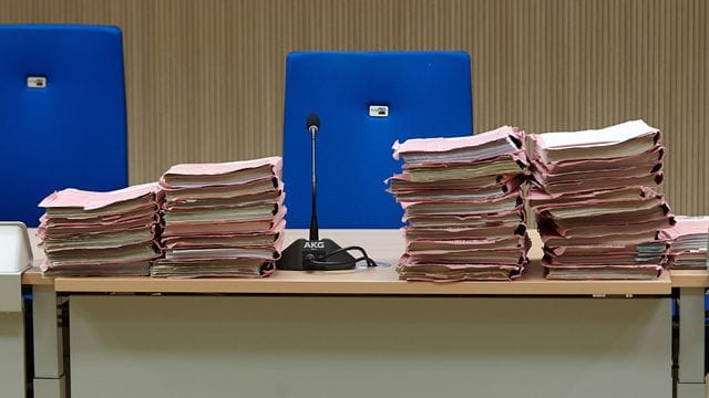 Prozessakten liegen in einem Gerichtssaal. (Symbolbild) Der Angeklagte soll mindestens ein Mal bei Kampfhandlungen beteiligt gewesen sein. Prozessakten liegen in einem Gerichtssaal. (Symbolbild) Der Angeklagte soll mindestens ein Mal bei Kampfhandlungen beteiligt gewesen sein.