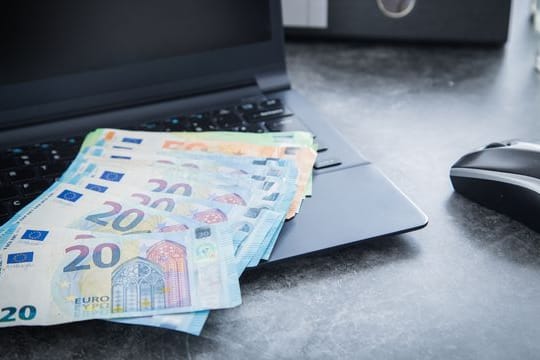 Sparen kann teuer werden, doch Bankkunden können Strafzinsen möglicherweise vermeiden. Sparen kann teuer werden, doch Bankkunden können Strafzinsen möglicherweise vermeiden.