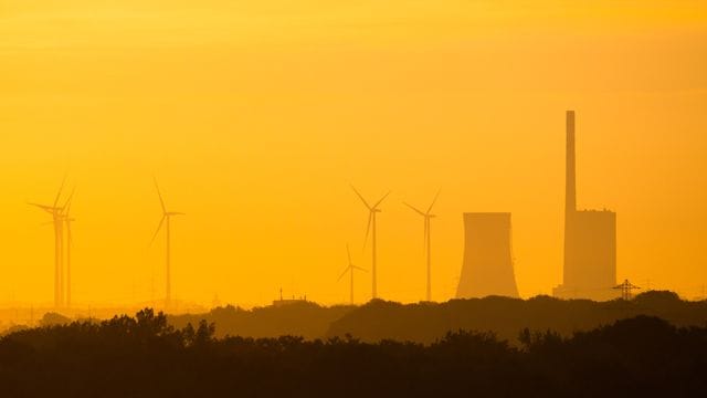 Die aufgehende Sonne taucht das Kohlekraftwerk im Landkreis Peine in warmes Licht (Archivbild): Der Betrieb wird heruntergefahren.