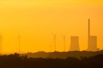Die aufgehende Sonne taucht das Kohlekraftwerk im Landkreis Peine in warmes Licht (Archivbild): Der Betrieb wird heruntergefahren.