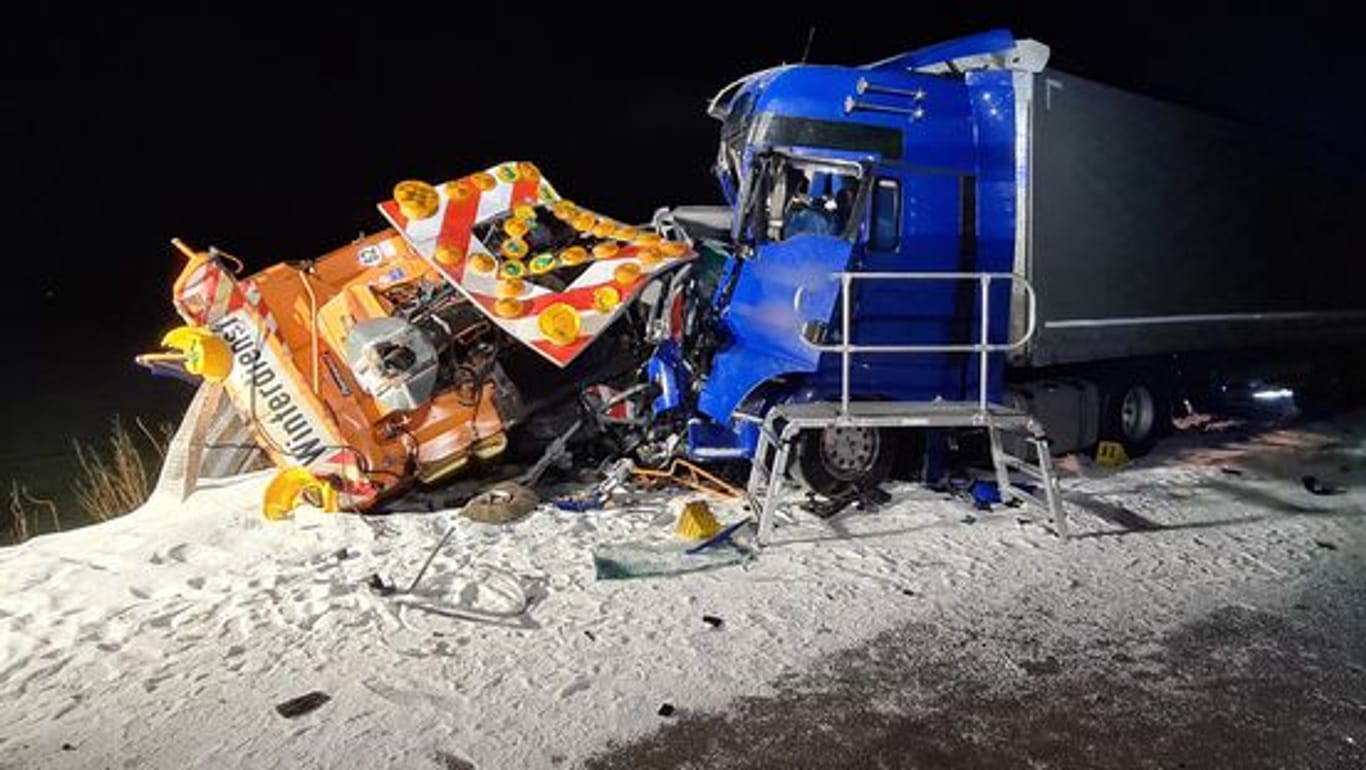 LKW-Crash bei Leipzig: Der Fahrer verstarb noch an der Unfallstelle.