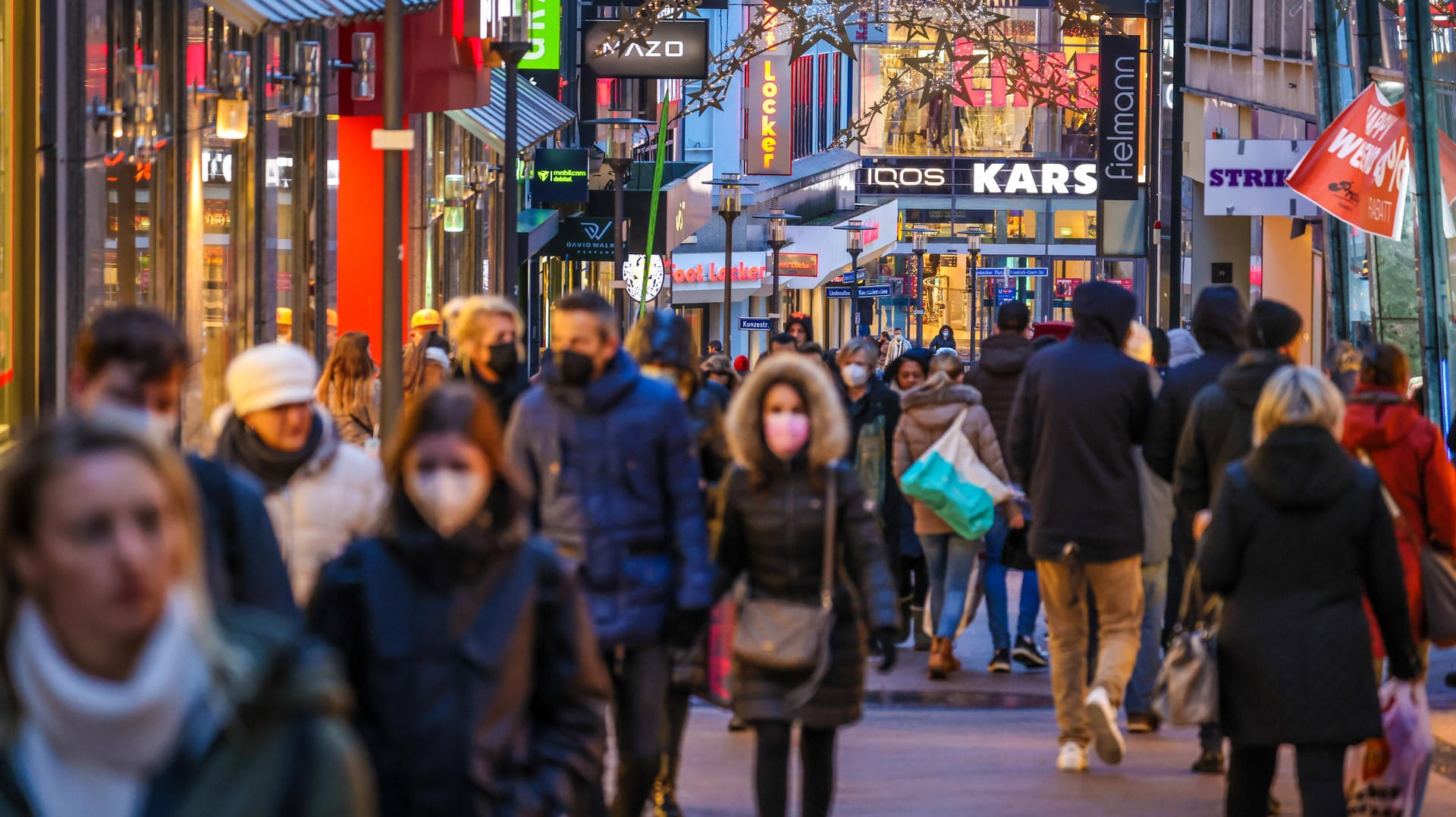 Einkaufsstraße in Essen: Der Bundestag wird heute über eine Veränderung des Infektionsschutzgesetzes abstimmen.