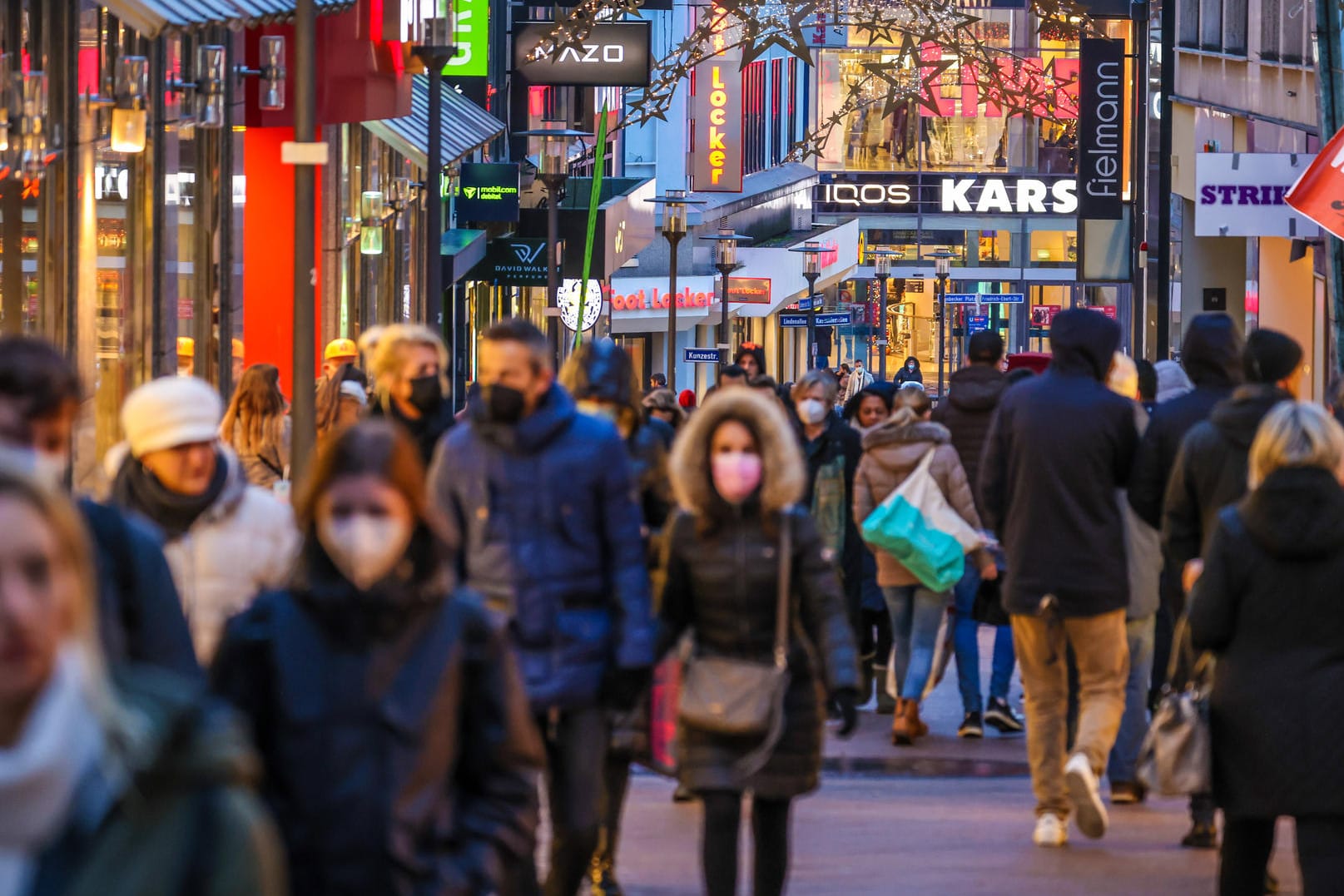 Einkaufsstraße in Essen: Der Bundestag wird heute über eine Veränderung des Infektionsschutzgesetzes abstimmen.