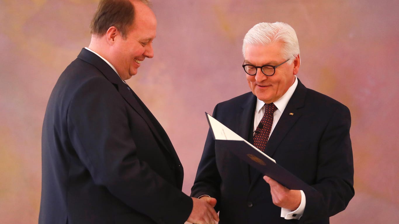 Ernennung zum Kanzleramtsminister: Helge Braun (l.) bekommt 2018 seine Ernennungsurkunde von Bundespräsident Frank-Walter Steinmeier überreicht.