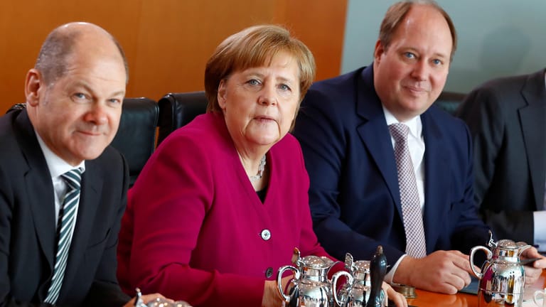 Sitzung des Kabinetts Merkel IV im Jahr 2018: Olaf Scholz, Angela Merkel und Helge Braun (v.l.n.r.)