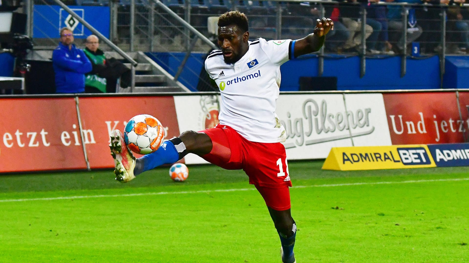 Bakery Jatta spielt seit 2017 für die Profis des Hamburger SV, bestritt seitdem 123 Pflichtspiele für die Rothosen.