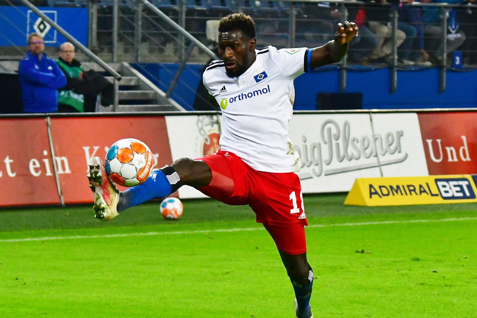 Bakery Jatta spielt seit 2017 für die Profis des Hamburger SV, bestritt seitdem 123 Pflichtspiele für die Rothosen.