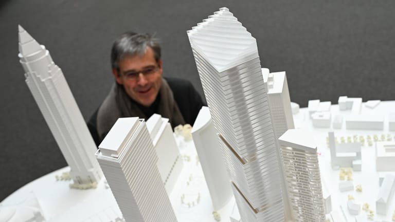 Der Architekt Ferdinand Heide hockt vor dem Modell seines Siegerentwurfs für das "Millennium Areal": Die Stadt Frankfurt und die CA Immo haben die Ergebnisse des Architekturwettbewerbs für das Areal präsentiert.