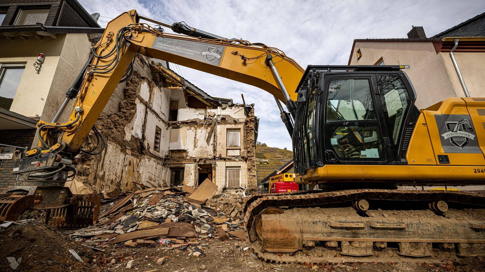 Ein Bagger in Bad Neuenahr-Ahrweiler (Symbolbild): Der milliardenteure Wiederaufbau in den Flutgebieten wird von Versicherern finanziert.