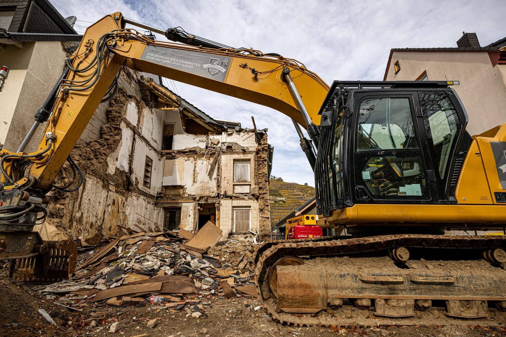 Ein Bagger in Bad Neuenahr-Ahrweiler (Symbolbild): Der milliardenteure Wiederaufbau in den Flutgebieten wird von Versicherern finanziert.