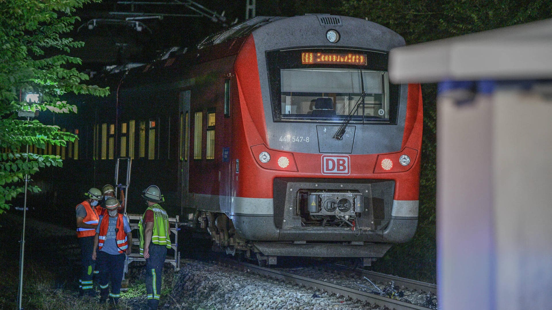 Polizei und Rettungssanitäter stehen an einem Bahnübergang (Symbolbild): In der Nacht auf Sonntag ist ein 28-jähriger Mann von einem Zug erfasst worden. Polizei und Rettungssanitäter stehen an einem Bahnübergang (Symbolbild): In der Nacht auf Sonntag ist ein 28-jähriger Mann von einem Zug erfasst worden.