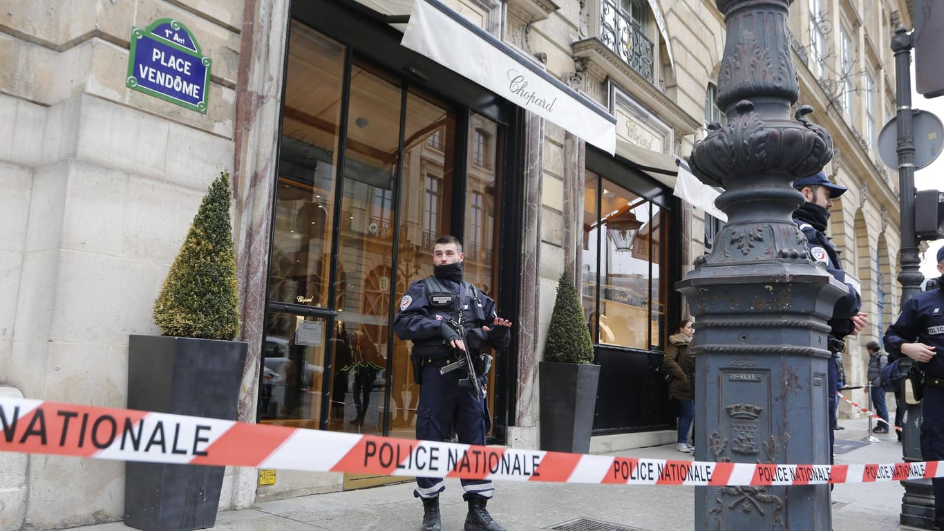 Ein Polizist steht mit Sturmgewehr vor einem Juweliergeschäft (Symbolbild): Bei einem Überfall im Mai 2016 erbeuteten die Diebe Goldschmuck im Wert von über 100.000 Euro.