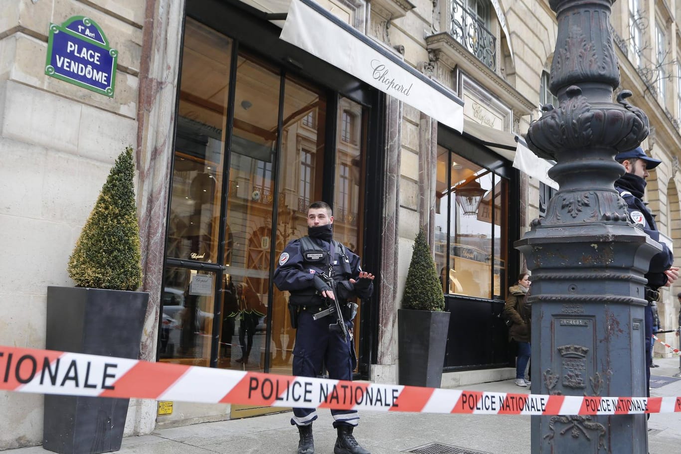 Ein Polizist steht mit Sturmgewehr vor einem Juweliergeschäft (Symbolbild): Bei einem Überfall im Mai 2016 erbeuteten die Diebe Goldschmuck im Wert von über 100.000 Euro.