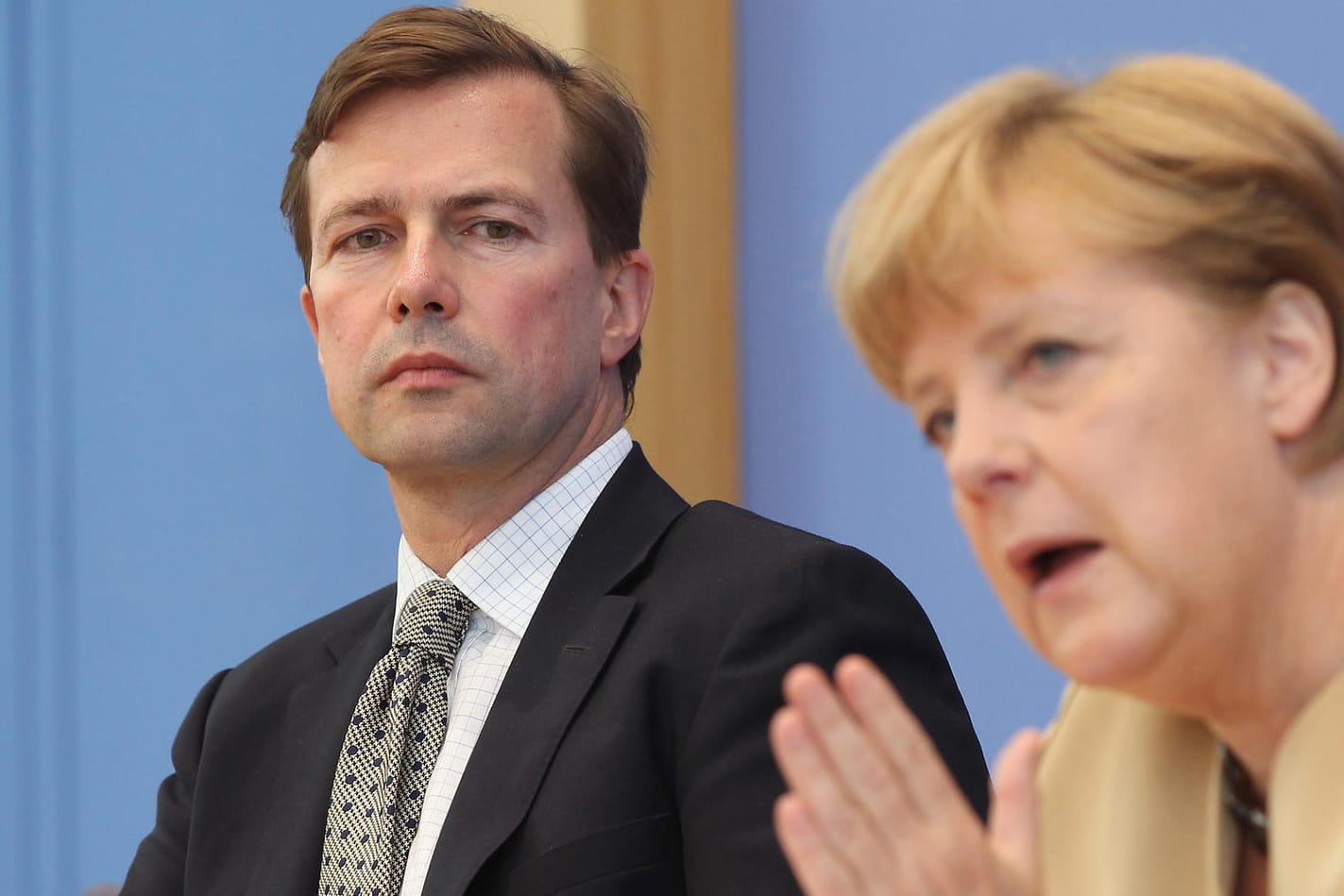 Steffen Seibert und Angela Merkel: Elf Jahre lang waren sie ein unzertrennliches Duo auf der öffentlichen Bühne der deutschen Regierungsmacht.