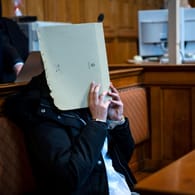 Die 24-jährige Angeklagte sitzt vor Prozessbeginn im Gerichtssaal: Die Anklage legt ihr Beihilfe zu einem besonders schweren Fall von Diebstahl und Urkundenfälschung zur Last.