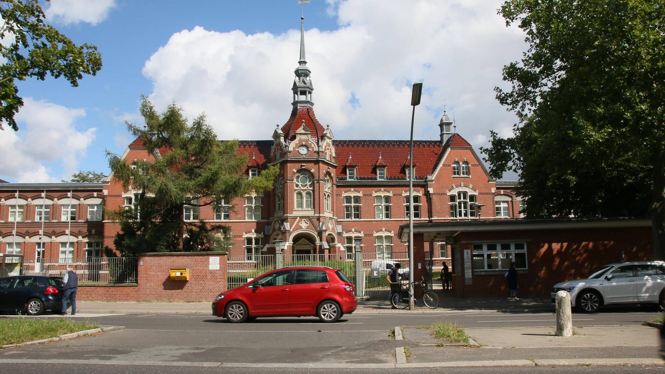 Bürgeramt Berlin-Neukölln, Blaschkoallee (Symbolbild): Hier hat auch das Gesundheitsamt des Bezirks seinen Sitz. Dieses kommt vor lauter Infizierten nicht mehr mit der Kontaktnachverfolgung hinterher.