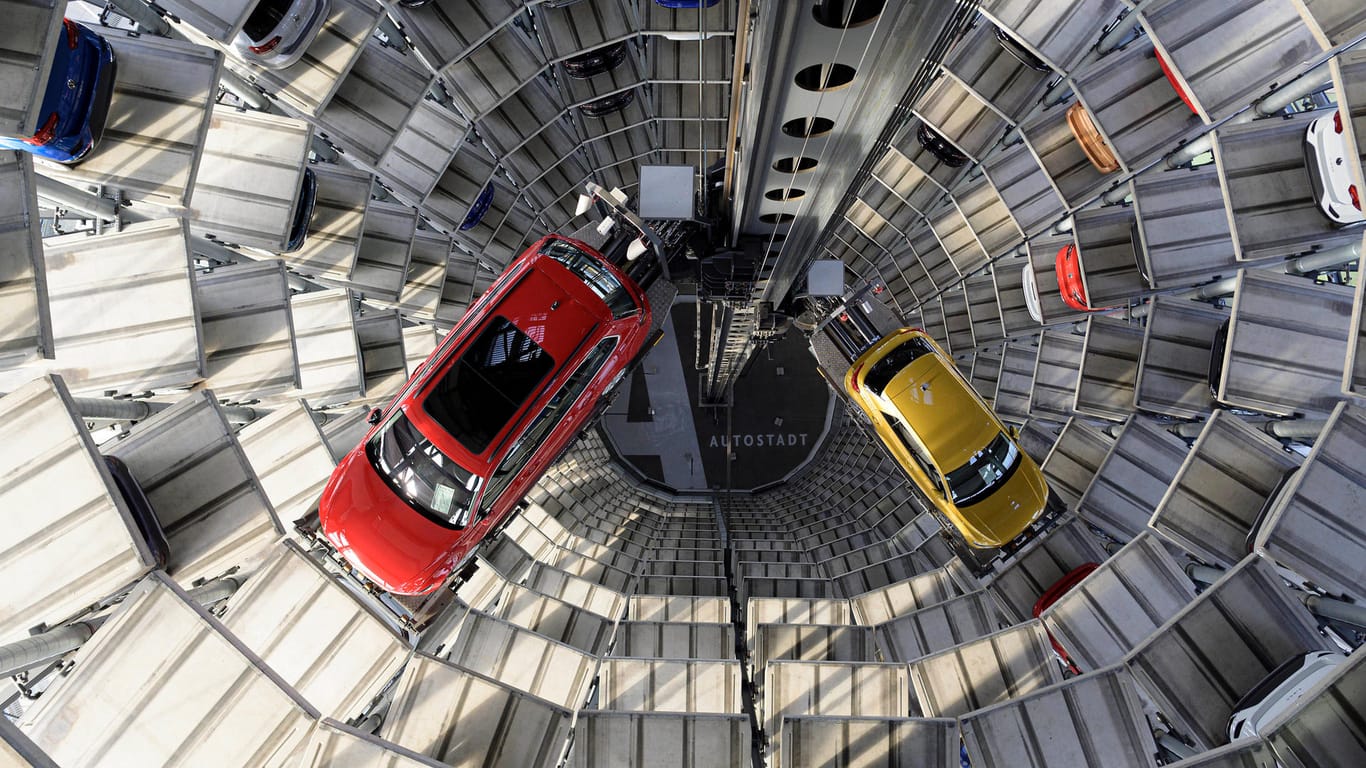 Ein Autoturm in Wolfsburg (Symbolbild): Die Materialengpässe machen der deutschen Autoindustrie noch immer zu schaffen.