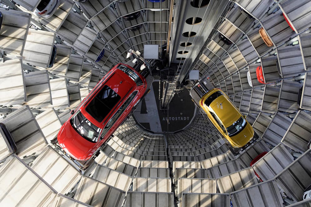 Ein Autoturm in Wolfsburg (Symbolbild): Die Materialengpässe machen der deutschen Autoindustrie noch immer zu schaffen.