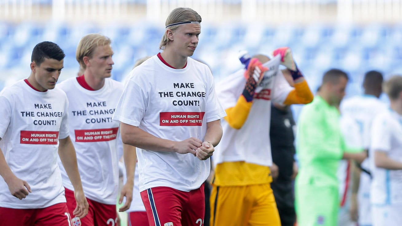 Erling Haaland und seine norwegischen Teamkollegen trugen vor dem Freundschaftsspiel gegen Luxemburg im Juni T-Shirts mit der Aufschrift "Die Veränderung zählt! Menschenrechte auf und neben dem Platz". Erling Haaland und seine norwegischen Teamkollegen trugen vor dem Freundschaftsspiel gegen Luxemburg im Juni T-Shirts mit der Aufschrift "Die Veränderung zählt! Menschenrechte auf und neben dem Platz".