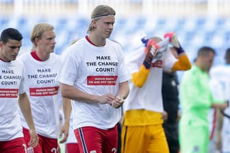 Erling Haaland und seine norwegischen Teamkollegen trugen vor dem Freundschaftsspiel gegen Luxemburg im Juni T-Shirts mit der Aufschrift "Die Veränderung zählt! Menschenrechte auf und neben dem Platz".
