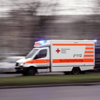 Ein Rettungswagen im Einsatz (Archivbild): In Berlin ist eine Person bei einem Unfall ums Leben gekommen.