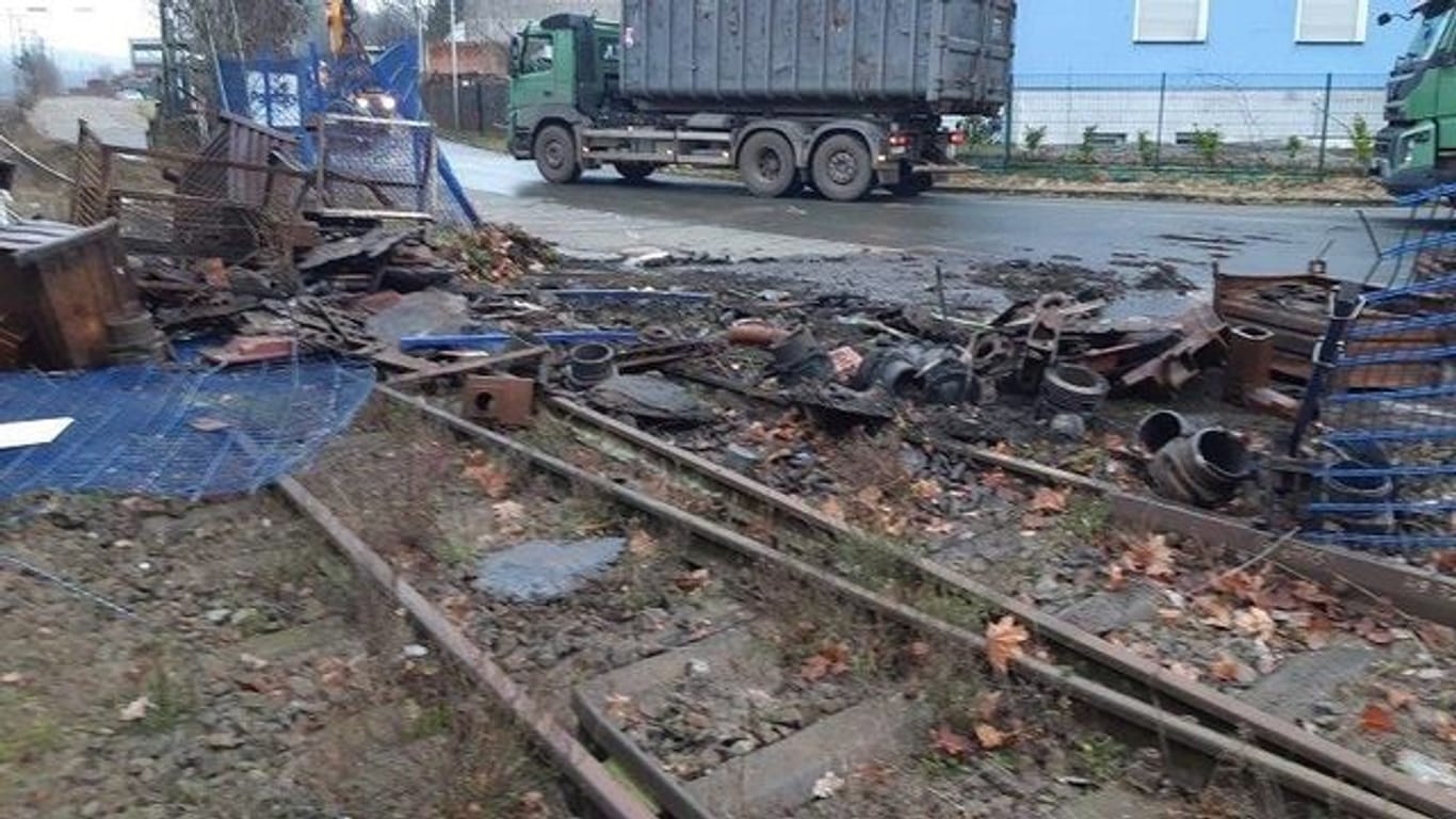Regionalzug kollidiert mit Metallschrott