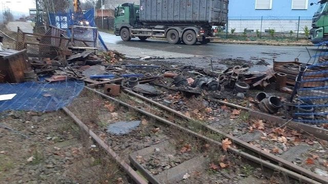Regionalzug kollidiert mit Metallschrott Regionalzug kollidiert mit Metallschrott