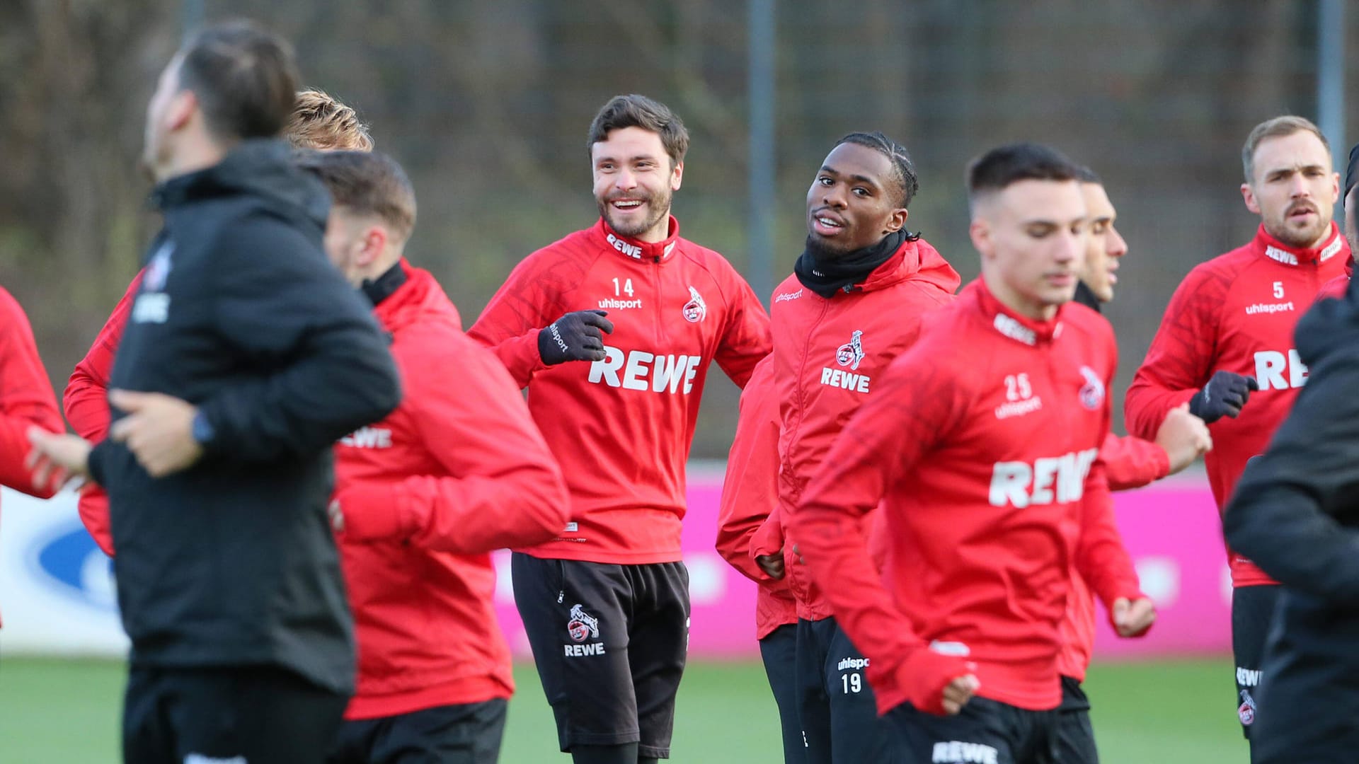 (Mitte v. l.) Jonas Hector, Kingsley Ehizibue (Symbolbild): "Er bringt Sicherheit, bringt Ruhe, er findet Lösungen."