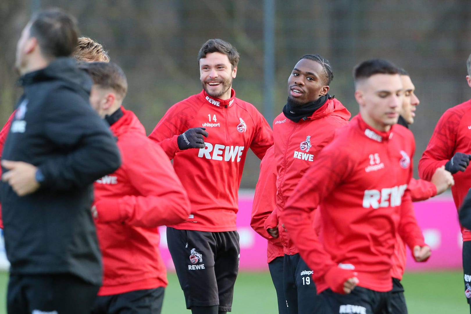 (Mitte v. l.) Jonas Hector, Kingsley Ehizibue (Symbolbild): "Er bringt Sicherheit, bringt Ruhe, er findet Lösungen."