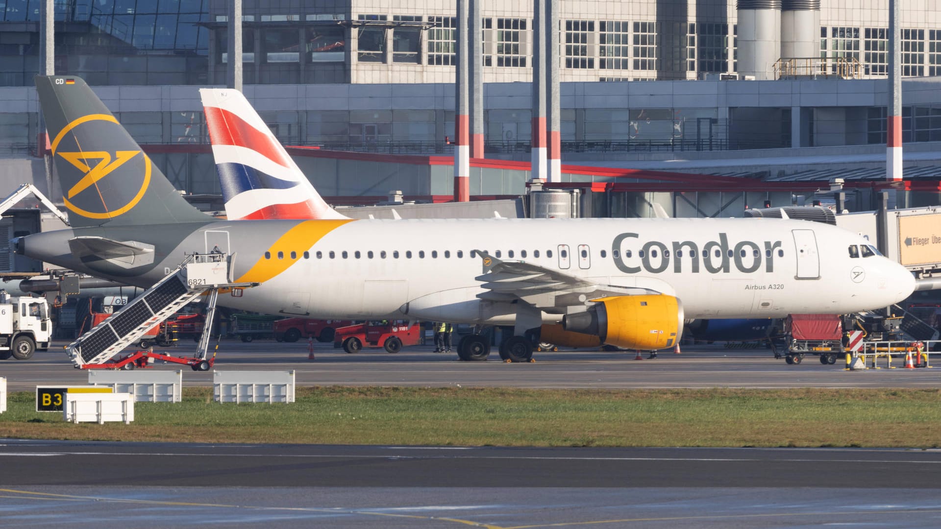 Ein Airbus der Fluglinie Condor (Symbolbild): Bald wird entschieden, ob die deutsche Fluggesellschaft mit Basis in Frankfurt eine Millionen-Beihilfe erhält. Ein Airbus der Fluglinie Condor (Symbolbild): Bald wird entschieden, ob die deutsche Fluggesellschaft mit Basis in Frankfurt eine Millionen-Beihilfe erhält.