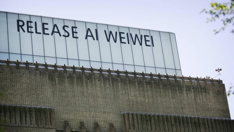 2011 wurde Ai Weiwei in China von den Behörden mehrere Wochen festgehalten: An der "The Tate Modern Gallery" in London wurde zugleich seine Freilassung gefordert.