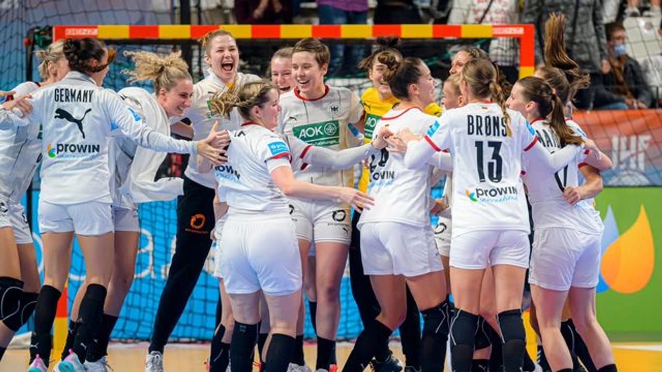 Die deutschen Handball-Spielerinnen jubeln nach dem Sieg gegen Ungarn.
