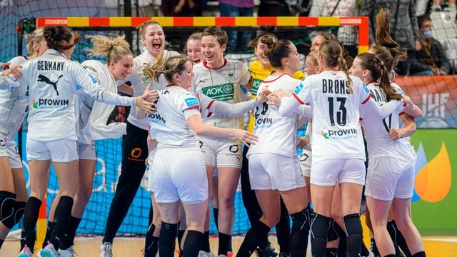 Die deutschen Handball-Spielerinnen jubeln nach dem Sieg gegen Ungarn. Die deutschen Handball-Spielerinnen jubeln nach dem Sieg gegen Ungarn.