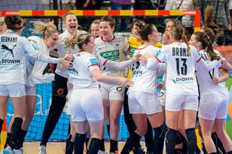 Die deutschen Handball-Spielerinnen jubeln nach dem Sieg gegen Ungarn.