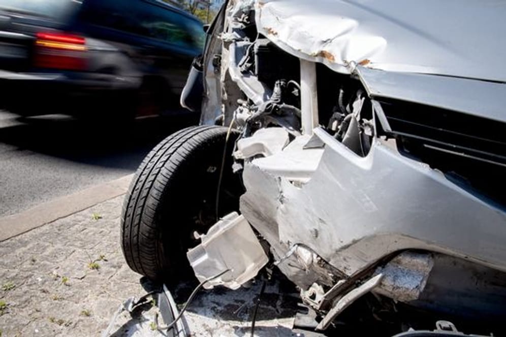 Wer einen Unfall auf dem Weg zur Arbeit hat, kann die Kosten steuerlich geltend machen.