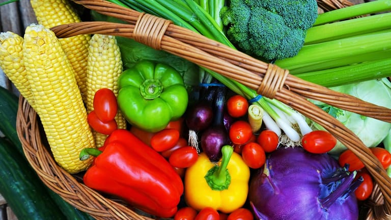 Ein Korb voll mit frischem buntem Gemüse: Wie gut wissen Sie über gesunde Ernährung Bescheid? Testen Sie sich!