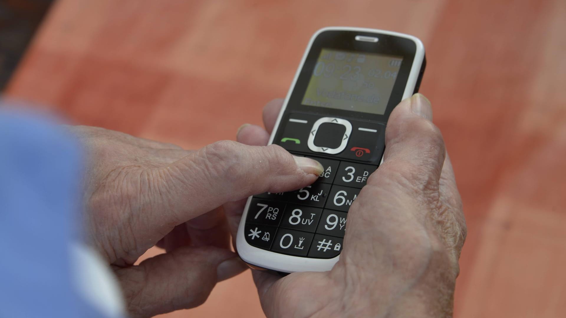 Seniorenhandys im Test: Die Stiftung Warentest hat Mobiltelefone für Menschen mit Seh-, Hör- und Motorikschwächen untersucht.