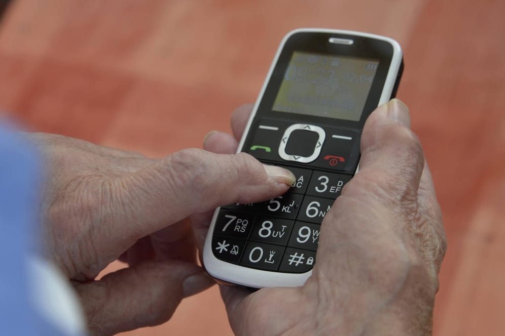 Seniorenhandys im Test: Die Stiftung Warentest hat Mobiltelefone für Menschen mit Seh-, Hör- und Motorikschwächen untersucht.