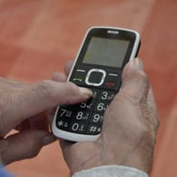 Seniorenhandys im Test: Die Stiftung Warentest hat Mobiltelefone für Menschen mit Seh-, Hör- und Motorikschwächen untersucht.