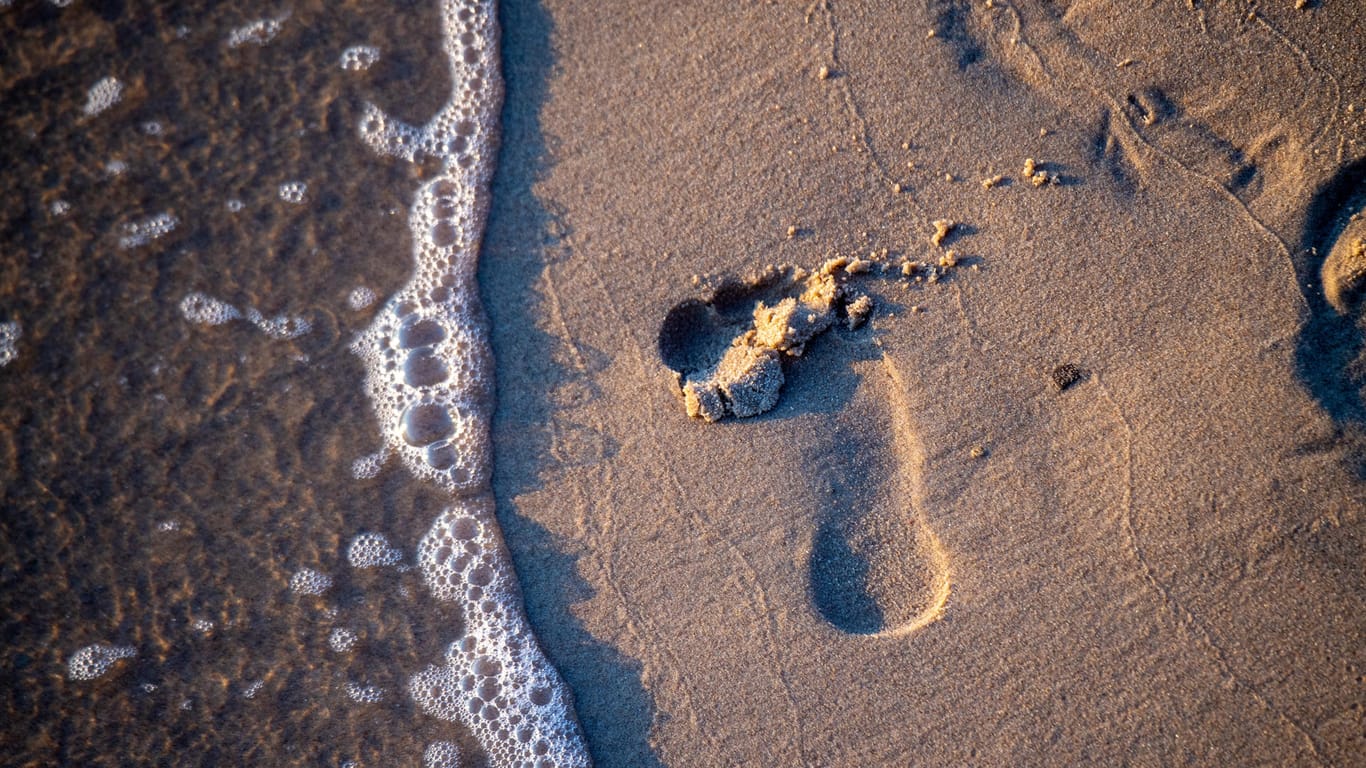 Urlaubsträume: Viele sind in Corona-Zeiten wie auf Sand gebaut – die nächste Welle kann sie verschlucken.