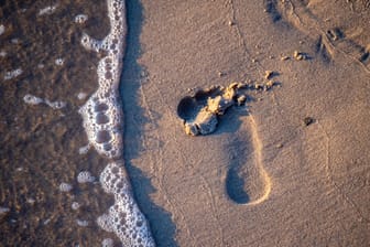 Urlaubsträume: Viele sind in Corona-Zeiten wie auf Sand gebaut – die nächste Welle kann sie verschlucken.