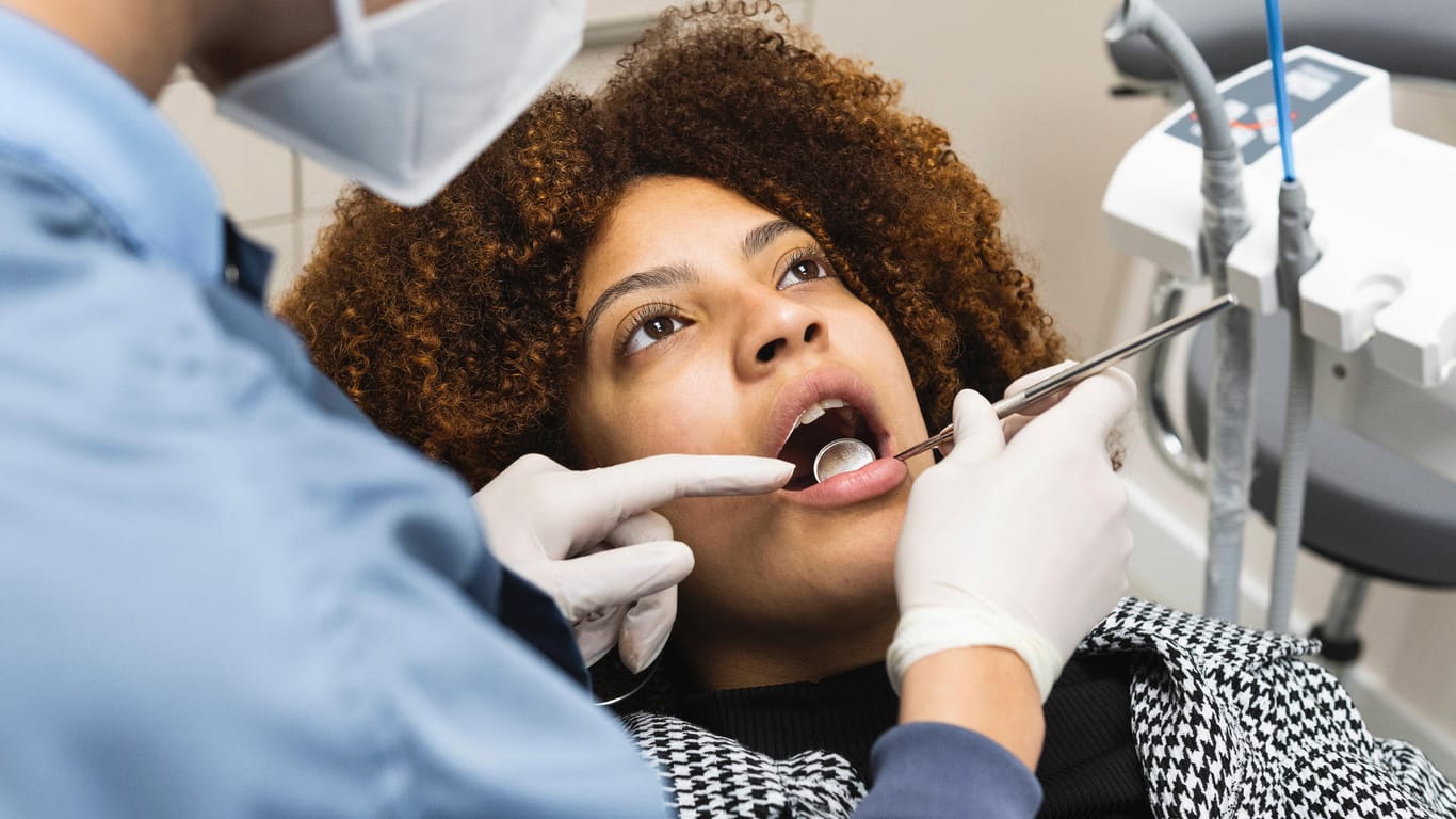 Besuch beim Zahnarzt (Symbolbild): Künftig könnten auch Zahnmediziner an der Impfkampagne beteiligt werden.