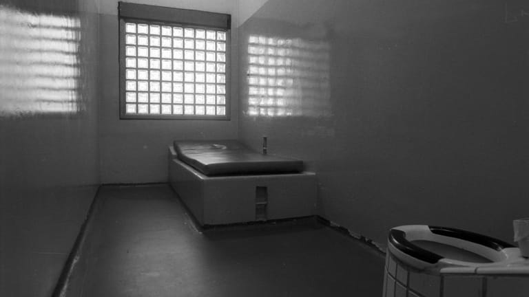 Gewahrsamszelle in einem Polizeipräsidium (Symbolbild): Laut Polizei soll der 19-Jährige kurz zuvor noch ansprechbar gewesen sein.