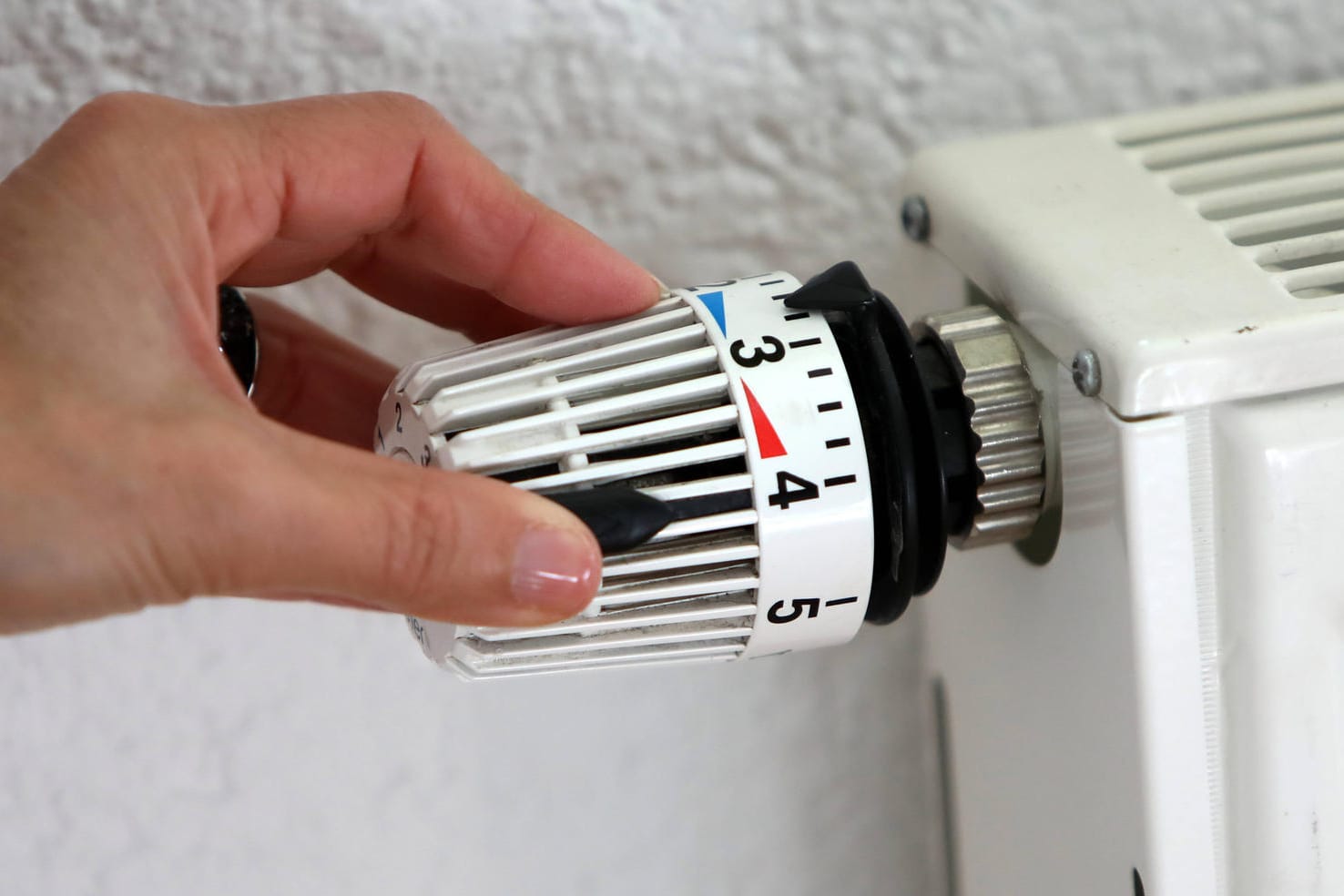 Ein Heizungsregler in einer Wohnung wird aufgedreht (Symbolbild): Der Anbieter gas.de hat seine Lieferungen eingestellt. Ein Heizungsregler in einer Wohnung wird aufgedreht (Symbolbild): Der Anbieter gas.de hat seine Lieferungen eingestellt.