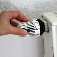 Ein Heizungsregler in einer Wohnung wird aufgedreht (Symbolbild): Der Anbieter gas.de hat seine Lieferungen eingestellt.