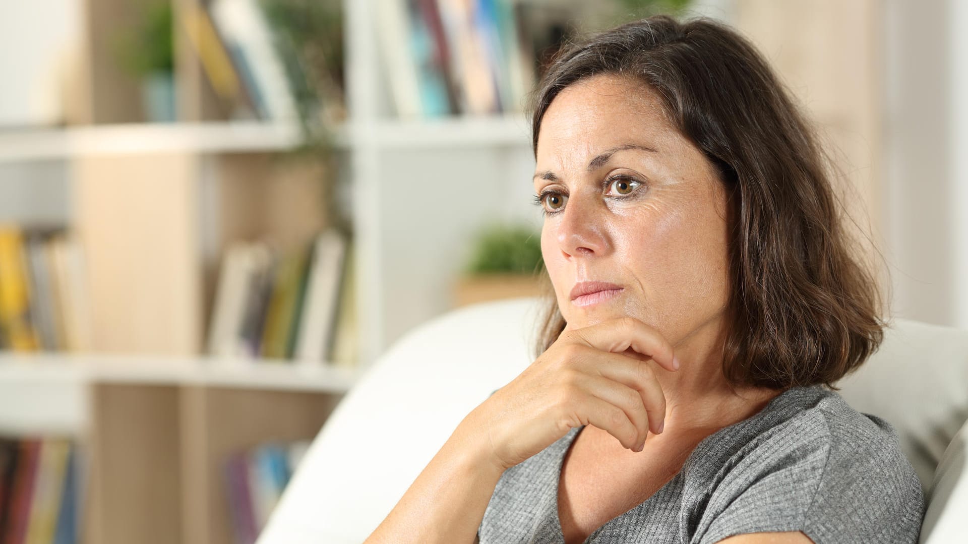 Nachdenklich aussehende Frau