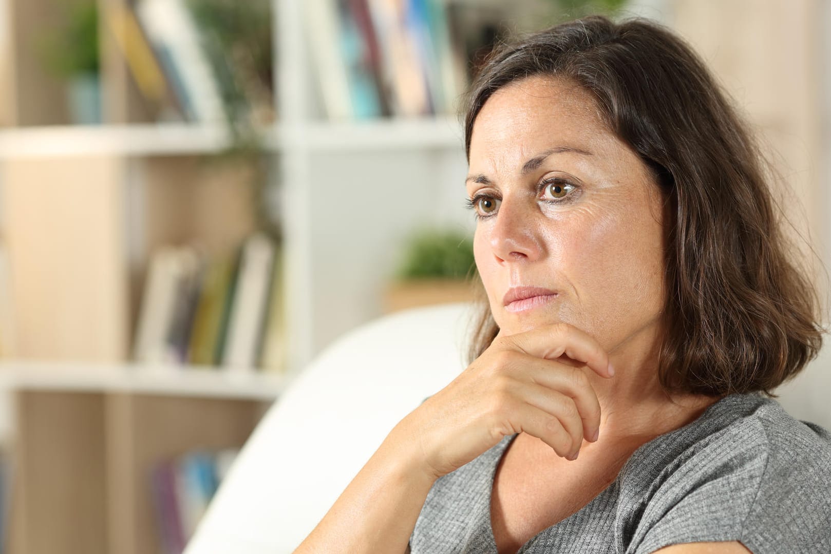 Nachdenklich aussehende Frau