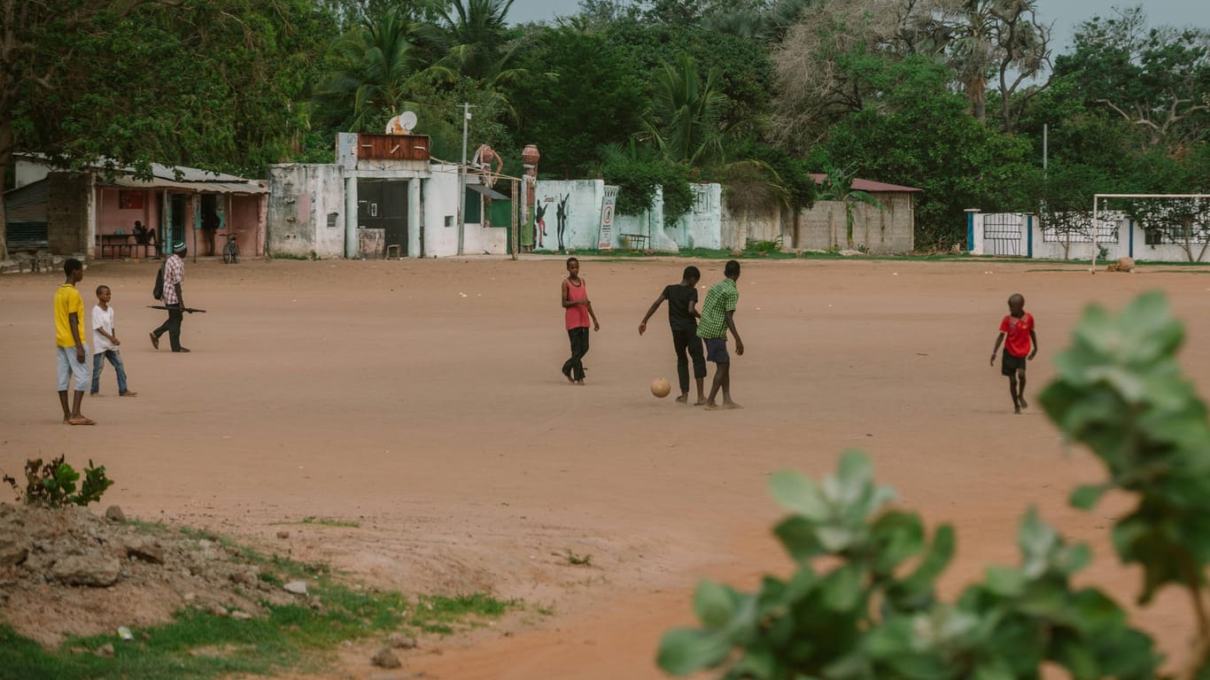 Barfuß auf dem Sand: Fußball ist auch im bitterarmen Gambia ein beliebter Sport.