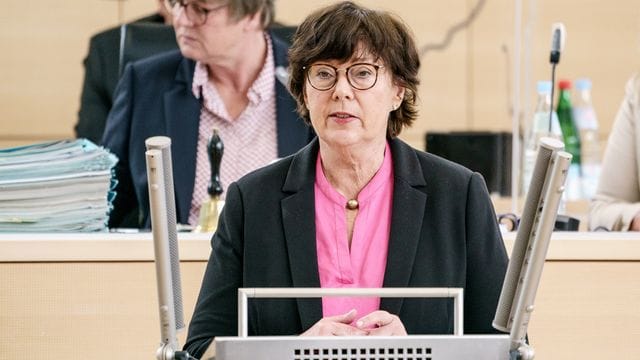 Sabine Sütterlin-Waack spricht